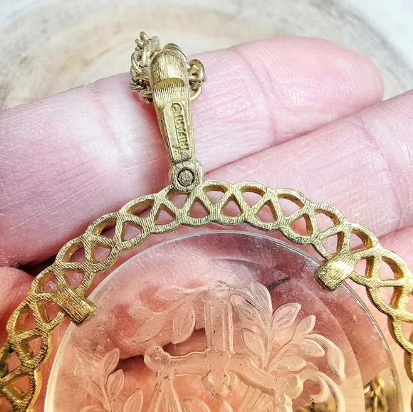 Vintage Crown Trifari Libra pendant necklace with an intaglio glass medallion.  - Picture 5 of 6